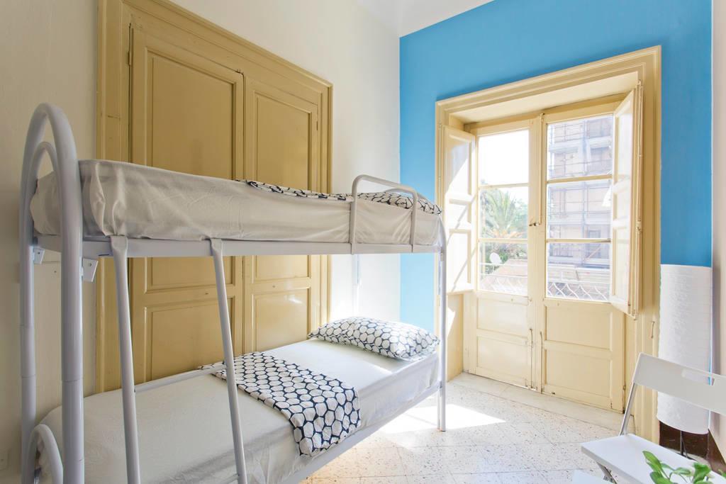Sunshine Hostel Палермо Экстерьер фото