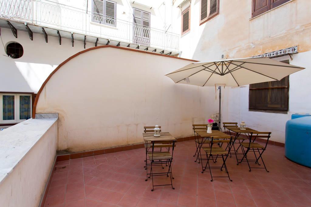 Sunshine Hostel Палермо Экстерьер фото