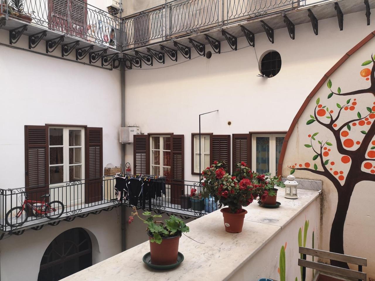 Sunshine Hostel Палермо Экстерьер фото