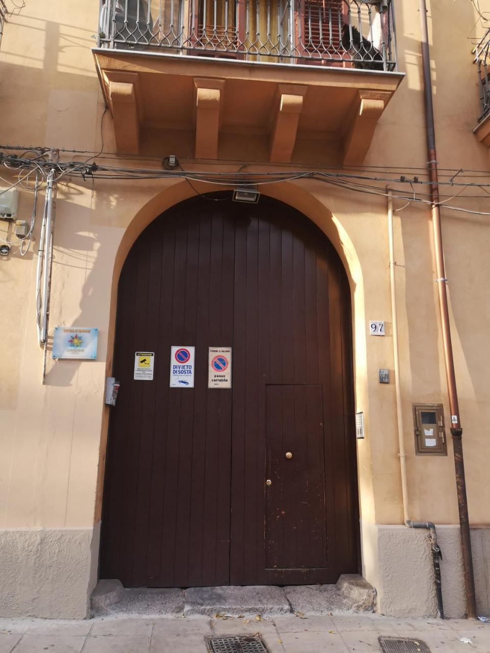 Sunshine Hostel Палермо Экстерьер фото