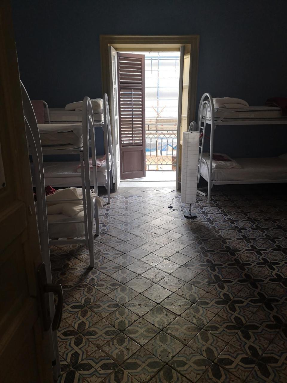 Sunshine Hostel Палермо Экстерьер фото